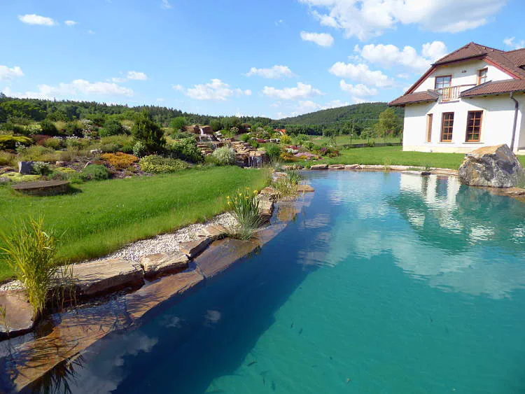 Po realizaci Jezírko s potokem pramenícím na uměle navršeném svahu. V pravé části dostavěný dům.