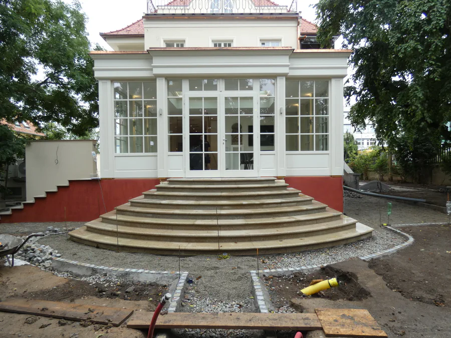 Mohutné kamenné schodiště propojující dům se zahradou