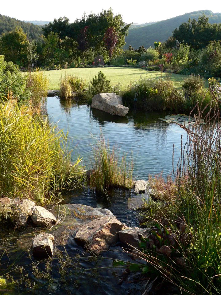 Pohled od kaskády do zahrady a okolí