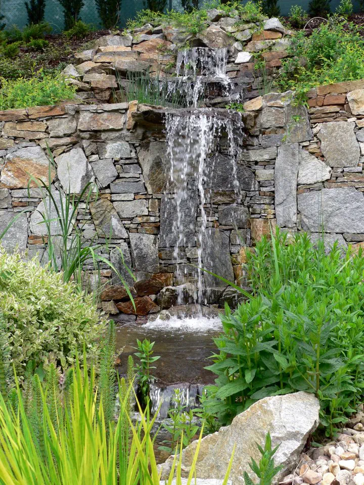 Velký vodopád tekoucí přes opěrnou zeď