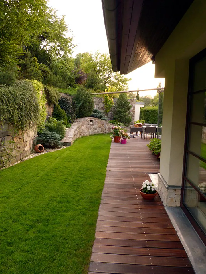 Scenérie s opěrnými zídkami vedle domu