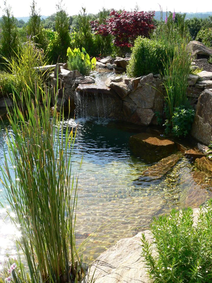 Malý vodopád u vstupu do jezírka