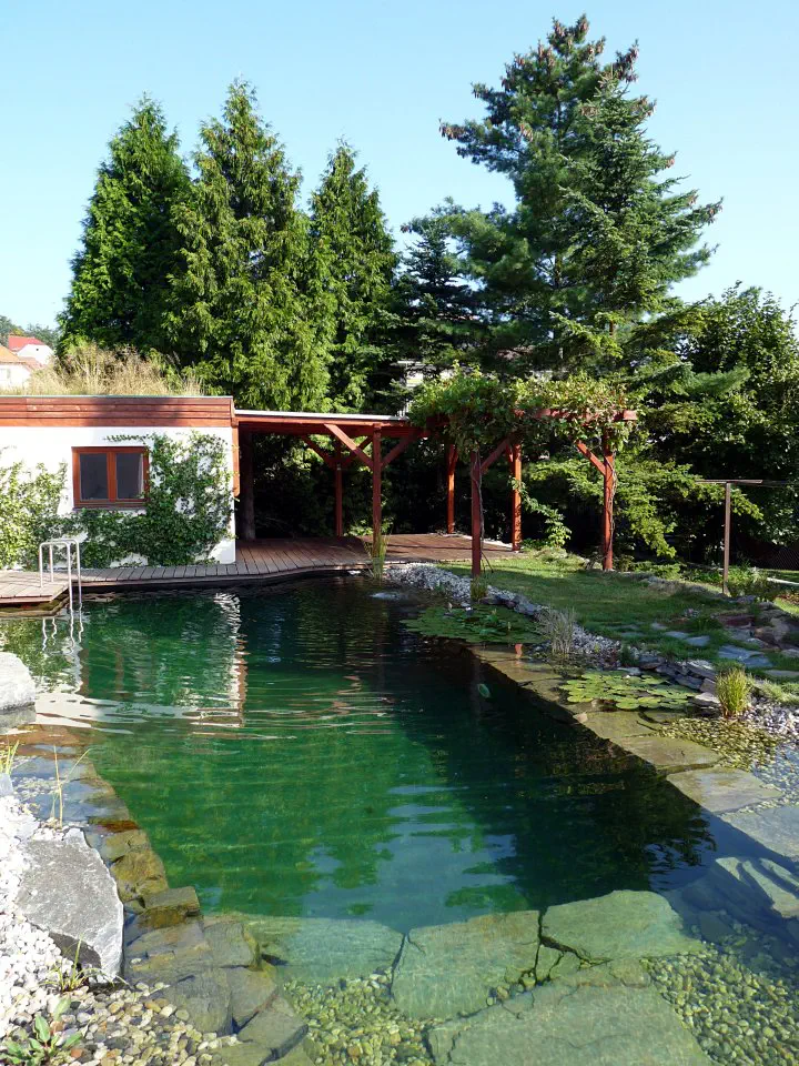 Zahradní domek s terasou je ideální doplněk jezírka