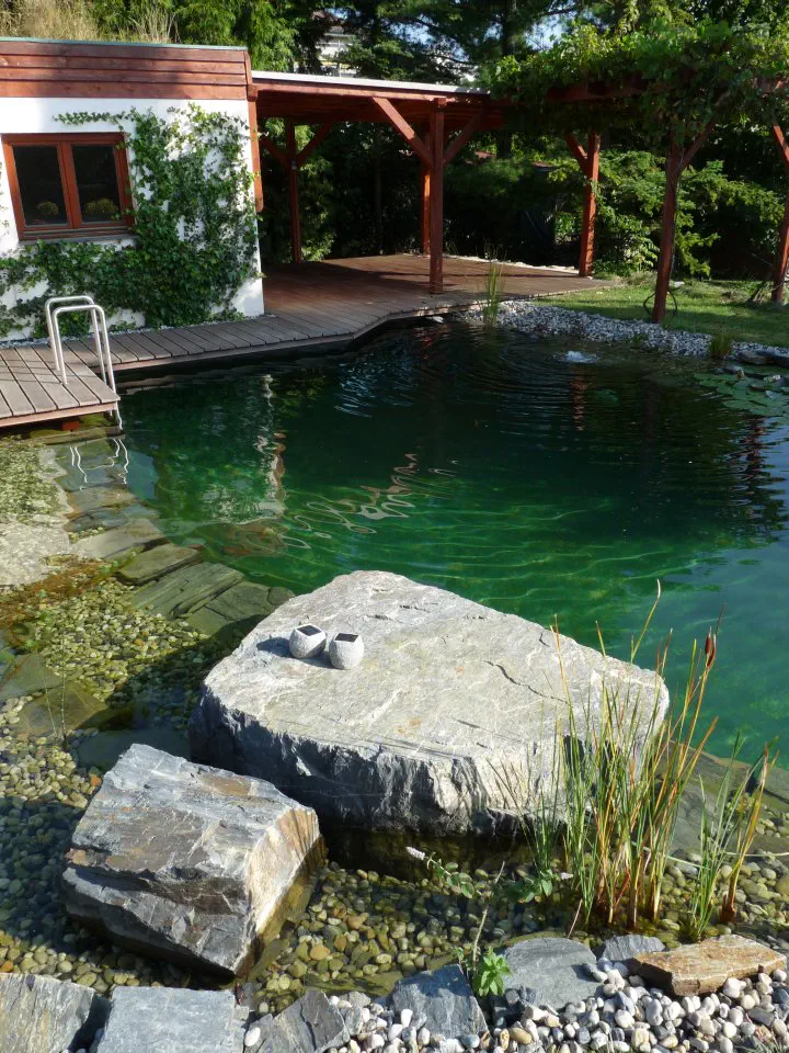 Velké kameny jsou velmi působivou dekorací vody