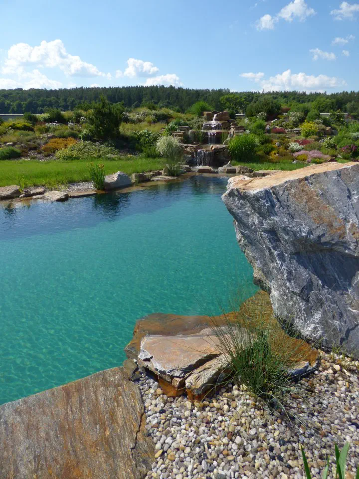 Čistá voda odráží nebe a má tak přirozeně tyrkysovou barvu