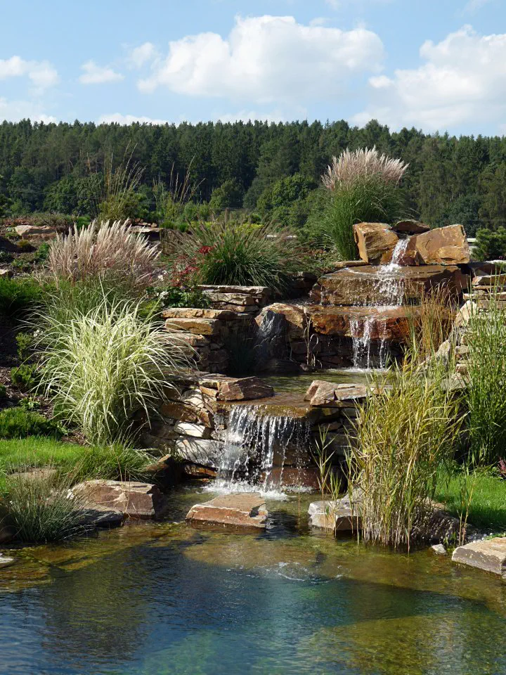 Mohutná kaskáda s lagunou je tvořena mnohatunovými kameny