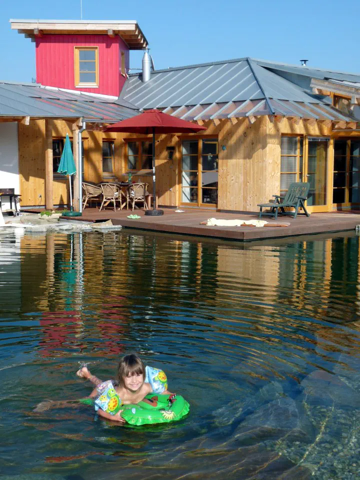 Dům, terasa i jezírko by měly tvořit jednotný celek