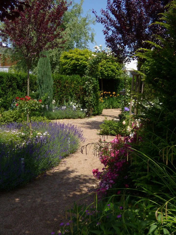 I na malé zahradě lze vytvořit dojem velkého prostoru