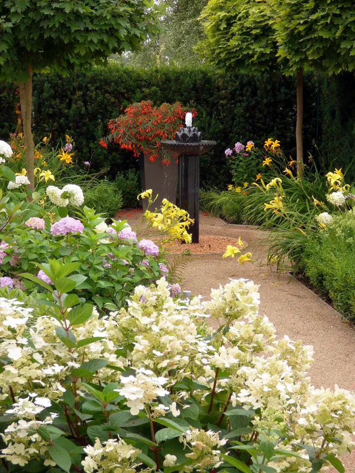 I malý vodní prvek osvěží zahradní kompozici