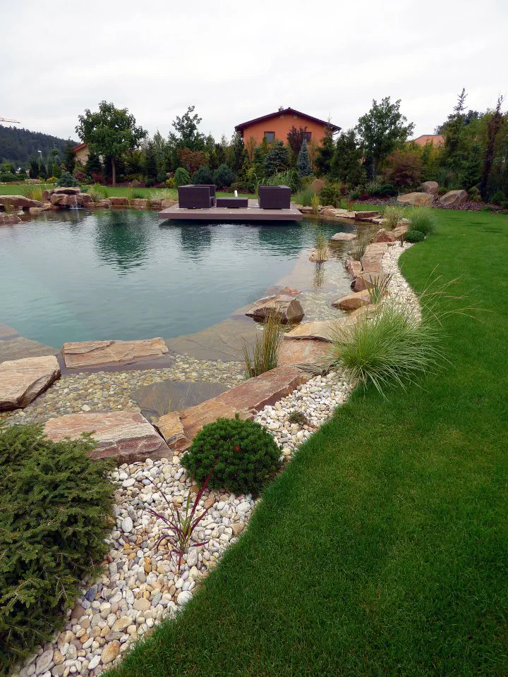 Molo vznášející se nad vodou působí lehkým dojmem