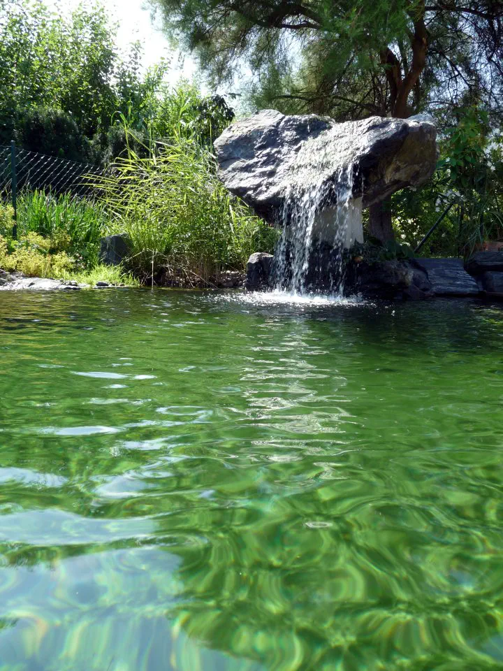 Při pohledu od vody vynikne mohutnost solitérního kamene