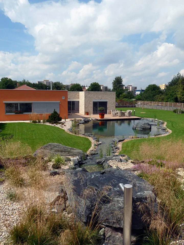 Moderní dům s jezírkem vytváří dokonalou kompozici