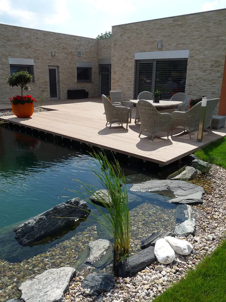 Příjemné zákoutí na „plovoucí“ terase