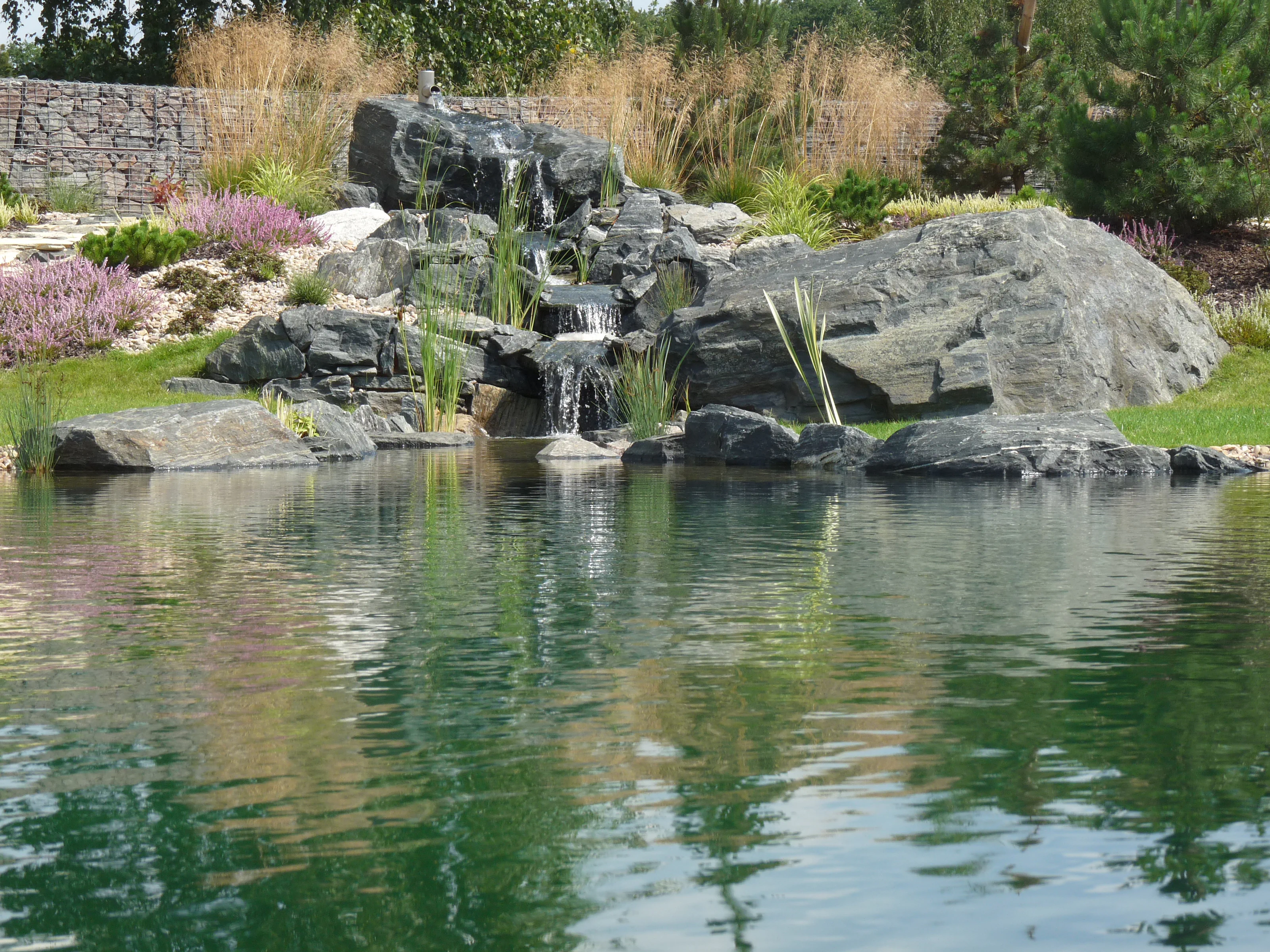 Ukázková zahrada s koupacím jezírkem, potokem s kaskádou vodopádů z kamenů a bohatou výsadbou